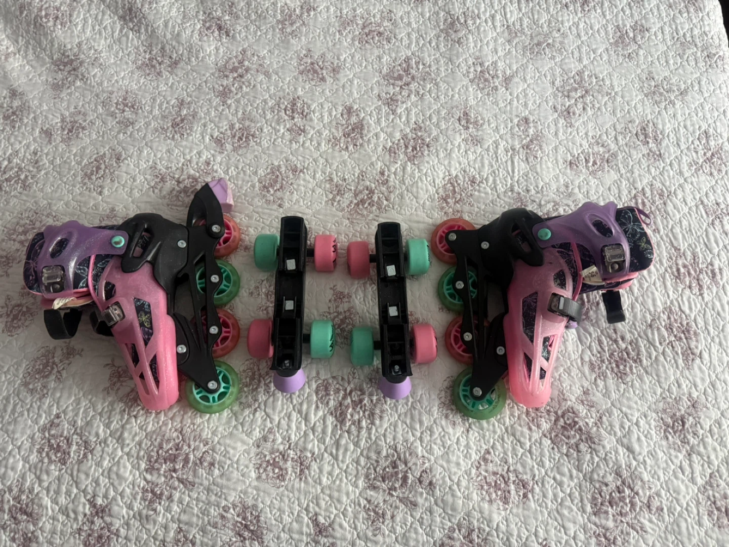 Girls' Roller Skates and Pads Set - photo 3