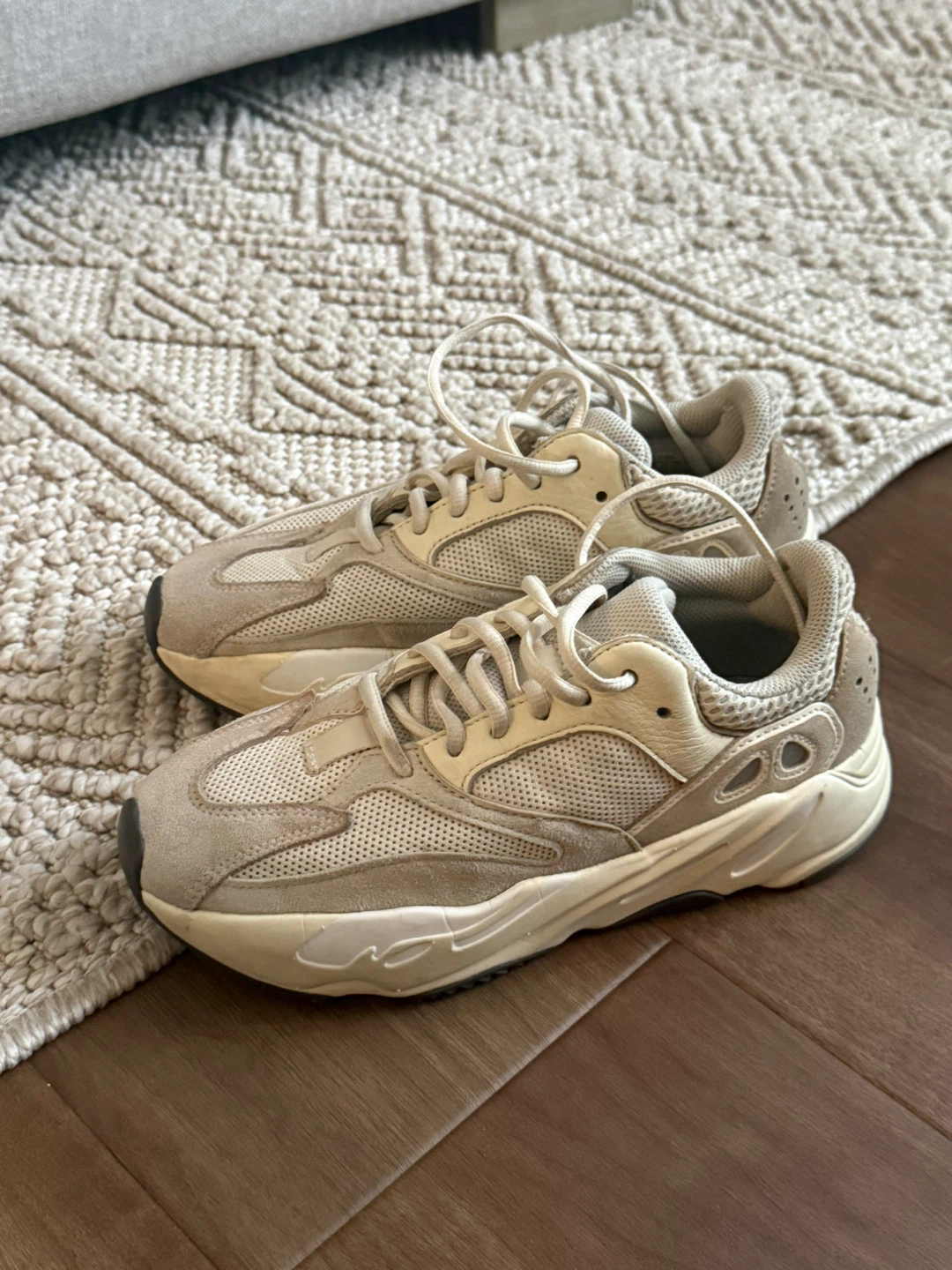 Adidas Yeezy 700 - photo 3