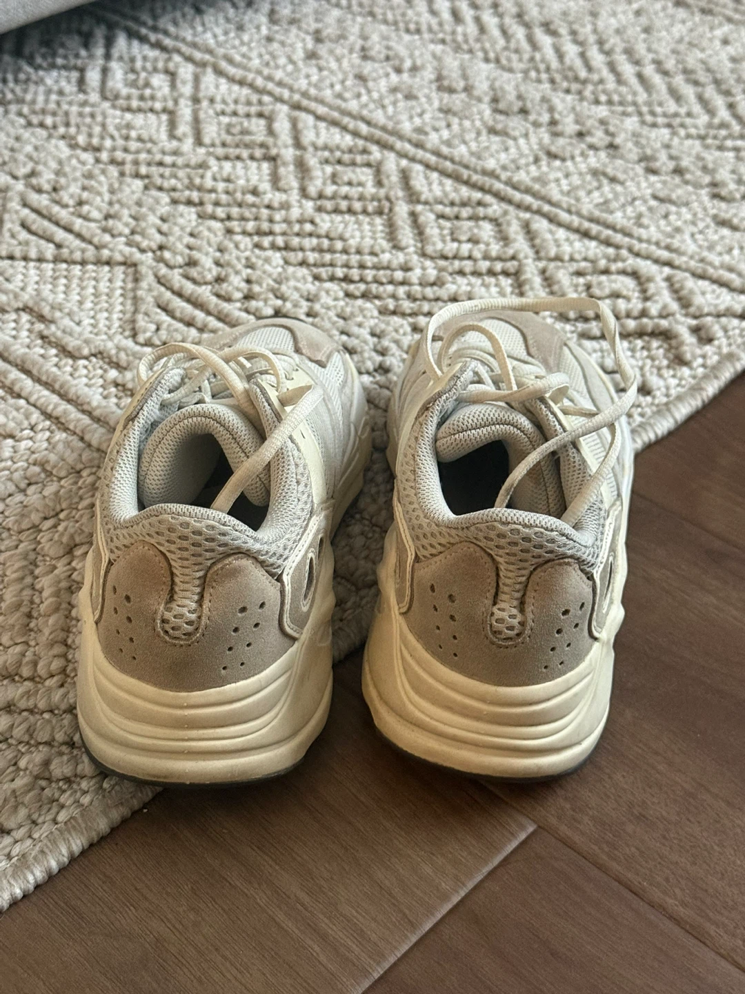 Adidas Yeezy 700 - photo 4