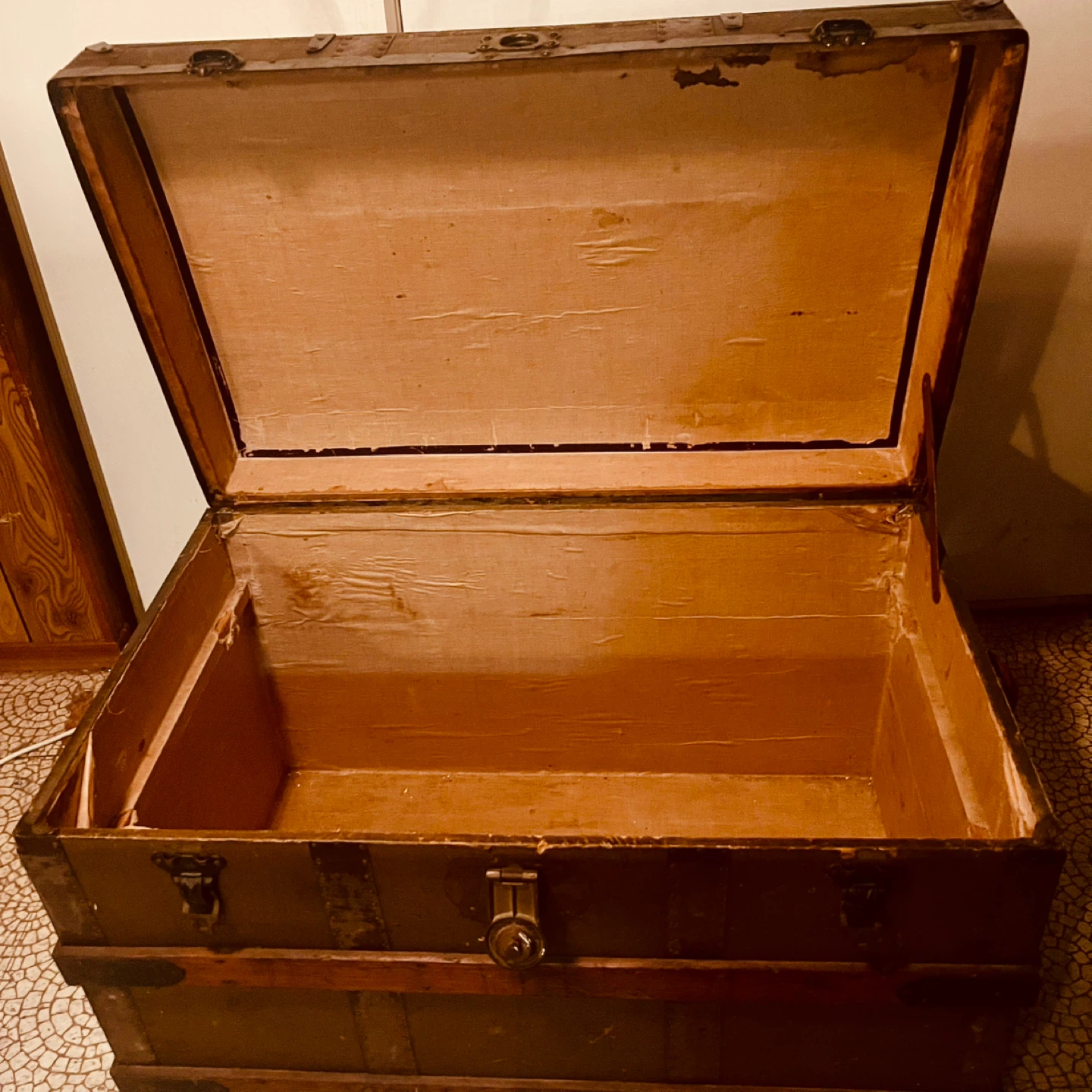 Beautiful Vintage Trunk - photo 4