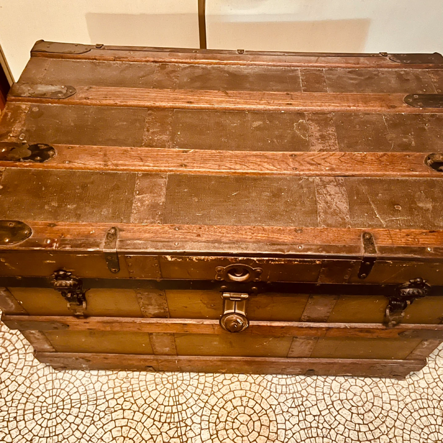 Beautiful Vintage Trunk - photo 2