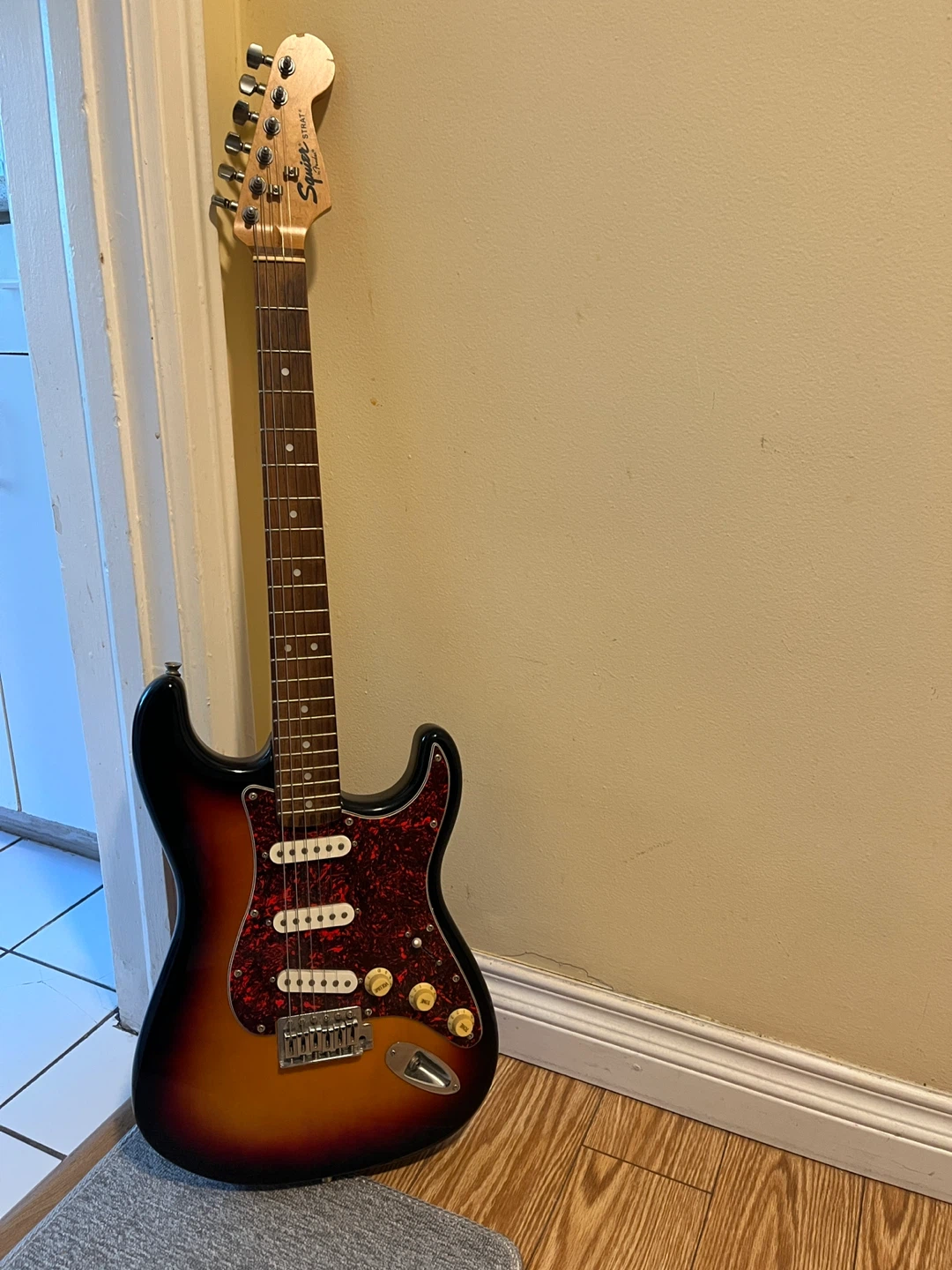 Squier Stratocaster Electric Guitar - Sunburst with Amp - photo 3