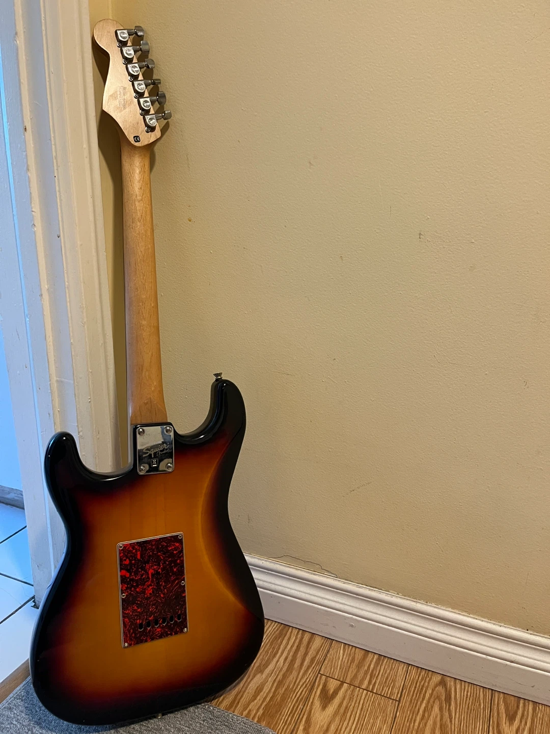 Squier Stratocaster Electric Guitar - Sunburst with Amp - photo 4