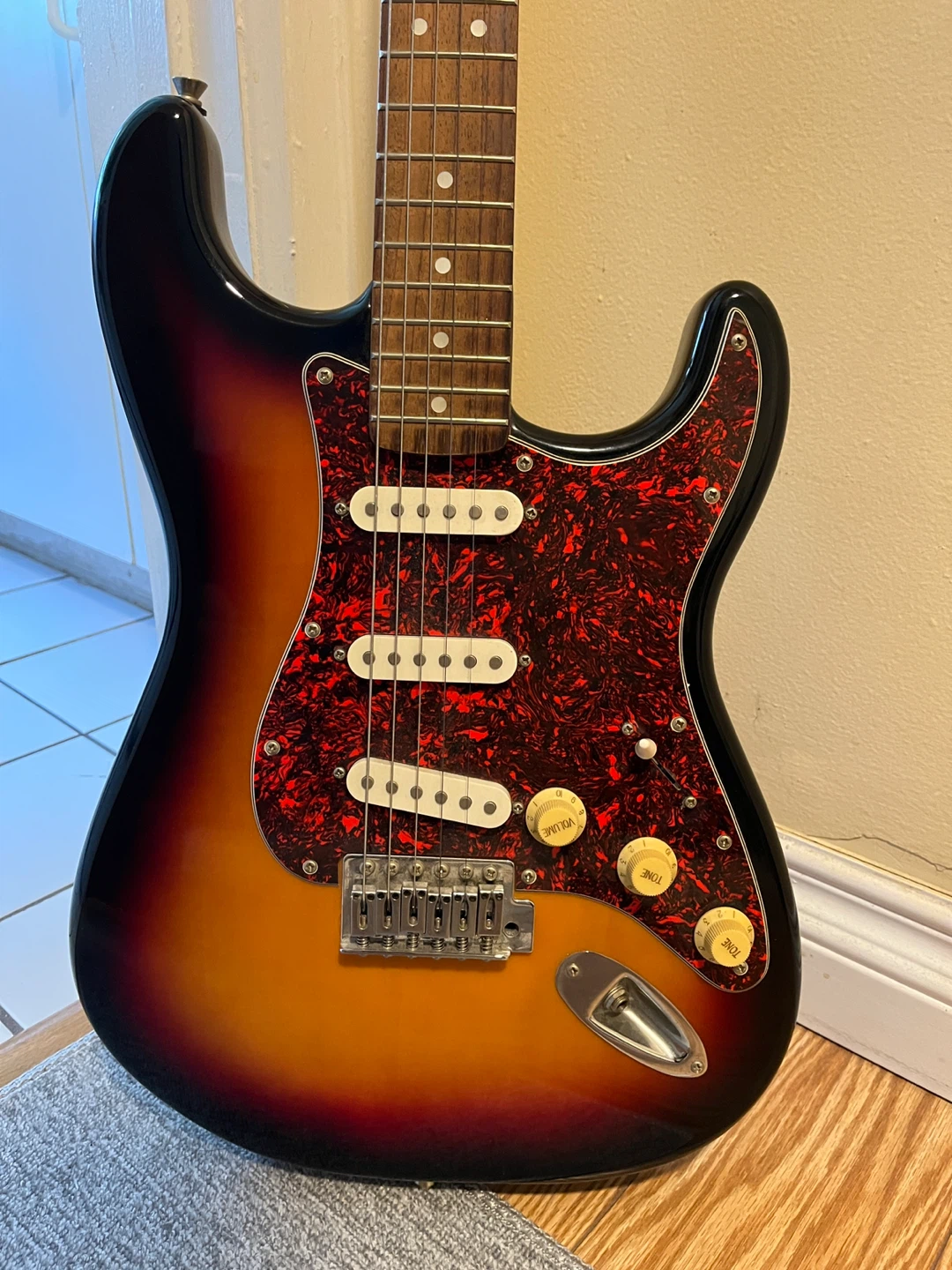 Squier Stratocaster Electric Guitar - Sunburst with Amp