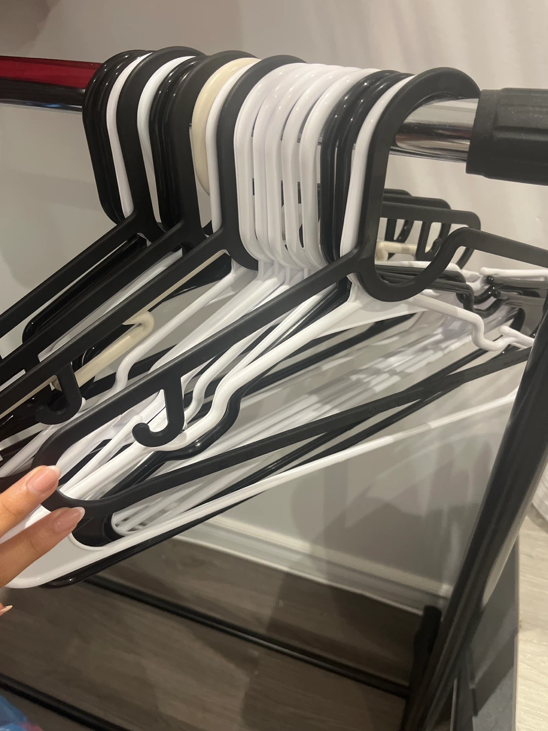 20 Plastic Hangers - Black and White Set - photo 2
