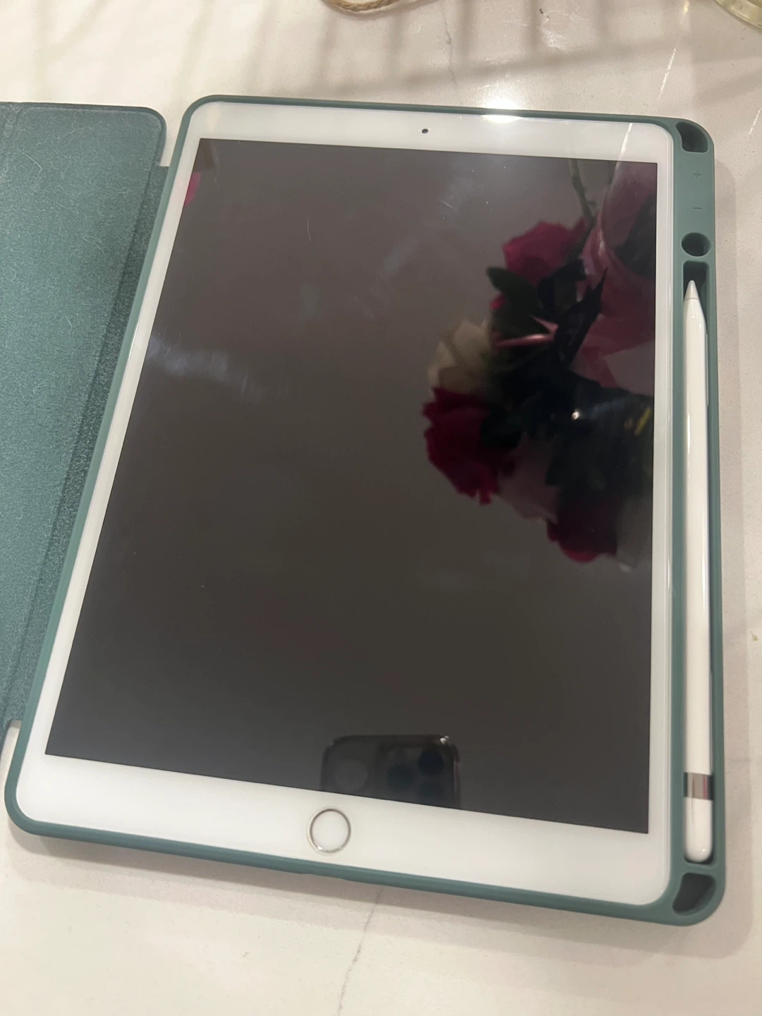 Apple iPad Air 3 with Apple Pencil and Case