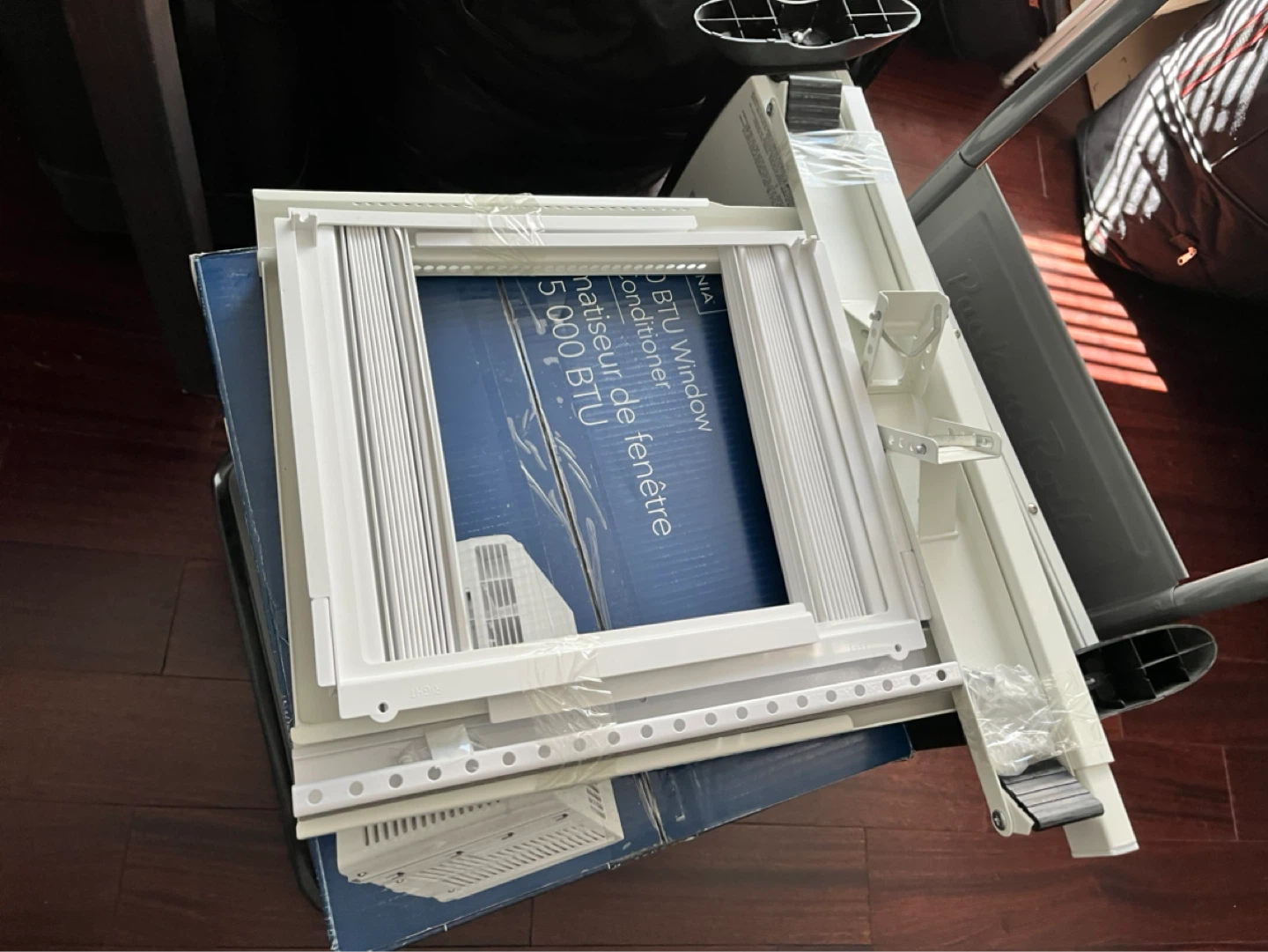 Insignia Window Air Conditioner - Like New + Support Bracket - photo 5