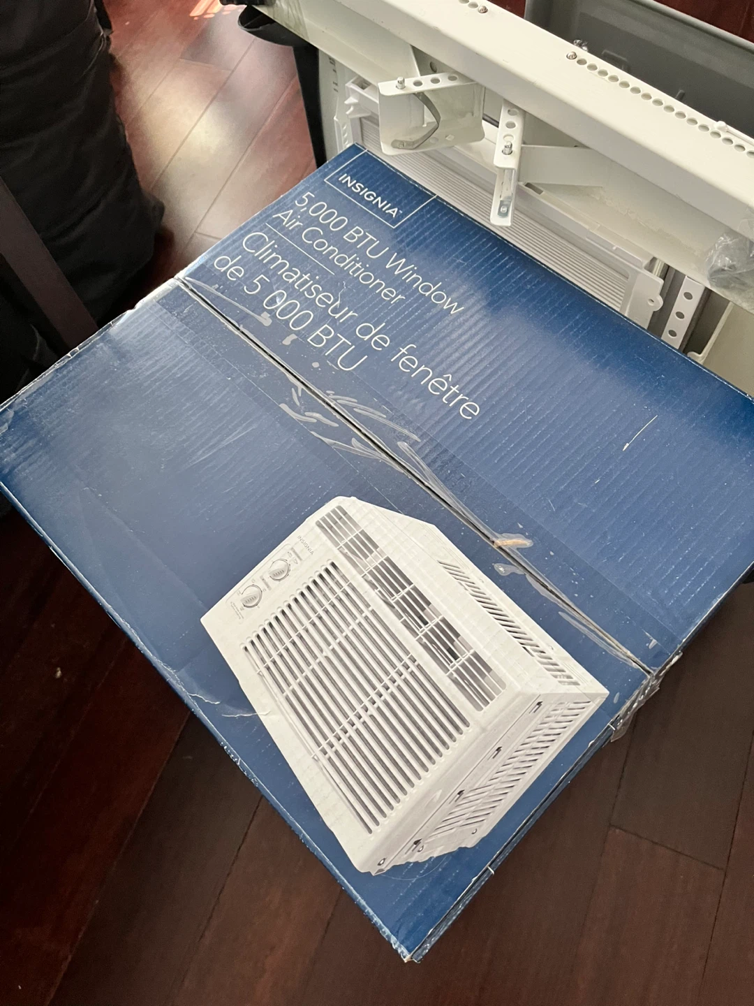 Insignia Window Air Conditioner - Like New + Support Bracket - photo 2