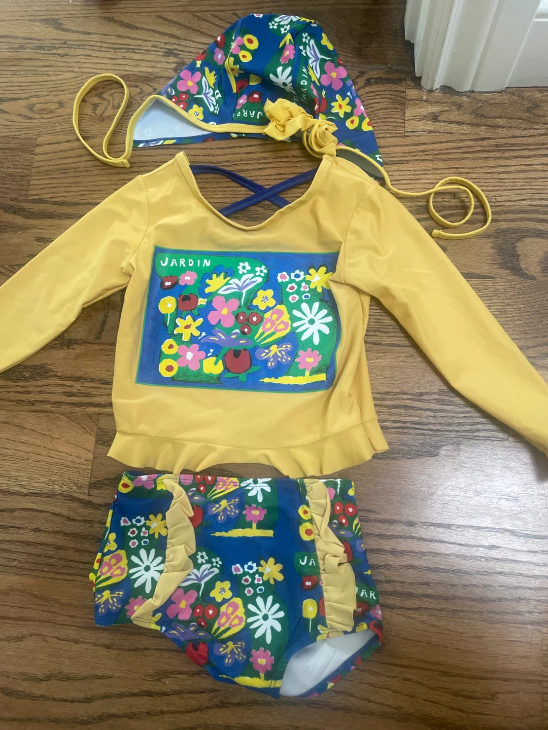 Girl’s swimsuit set (5-6T/ 110 (L)