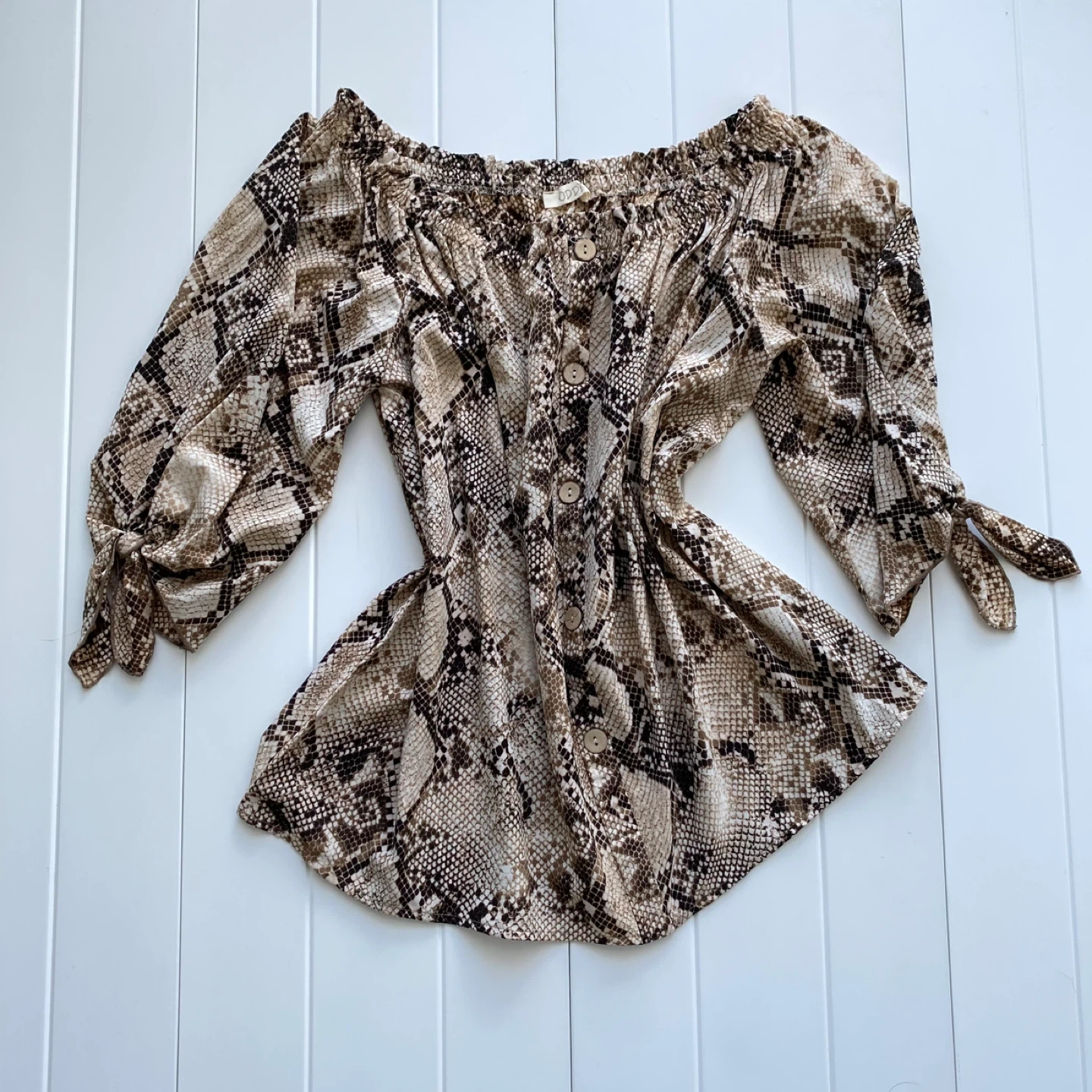 Women's Off-the-Shoulder Snake Print Blouse ⚽️