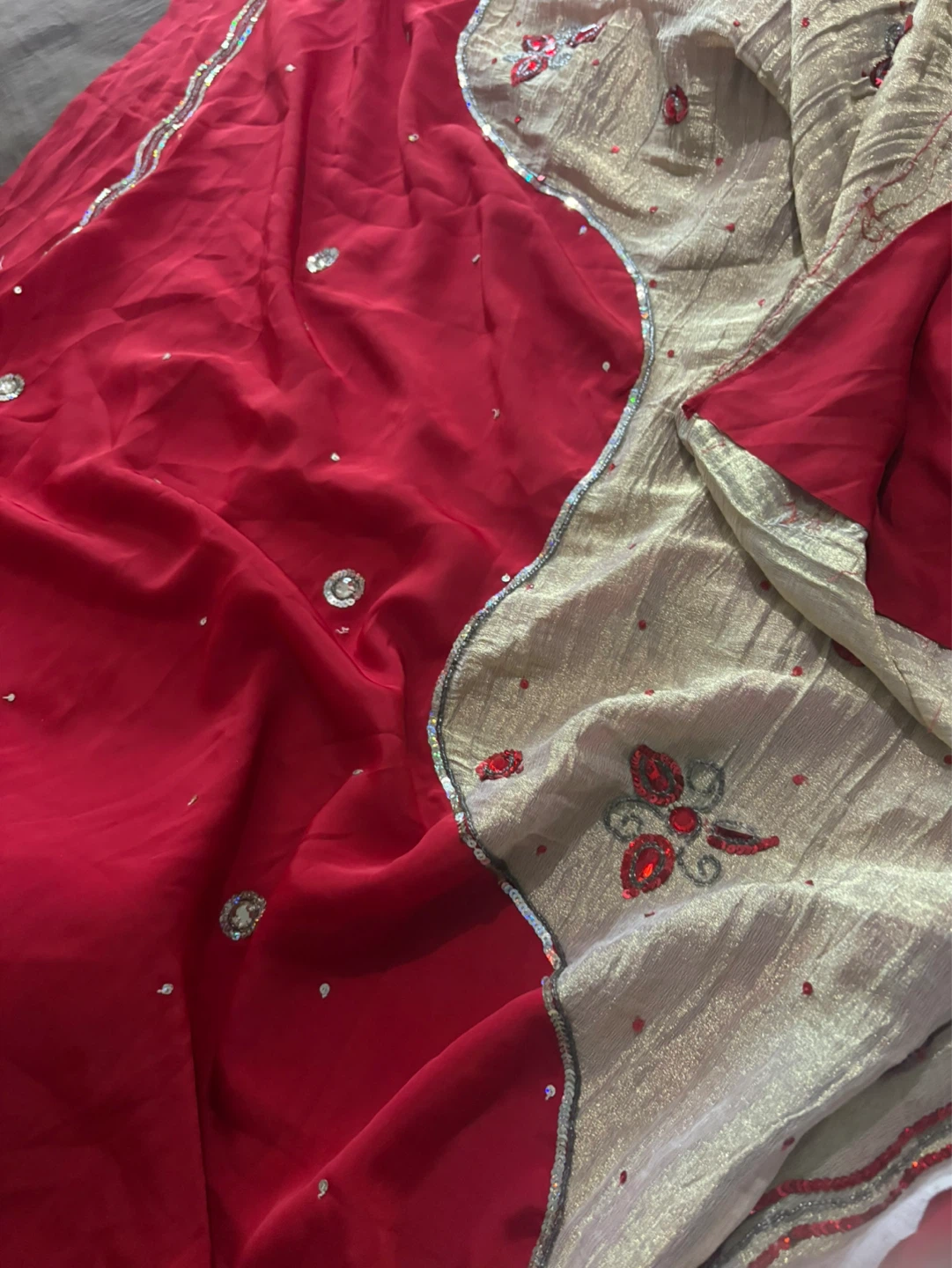Gold and Red Embellished Saree - photo 3
