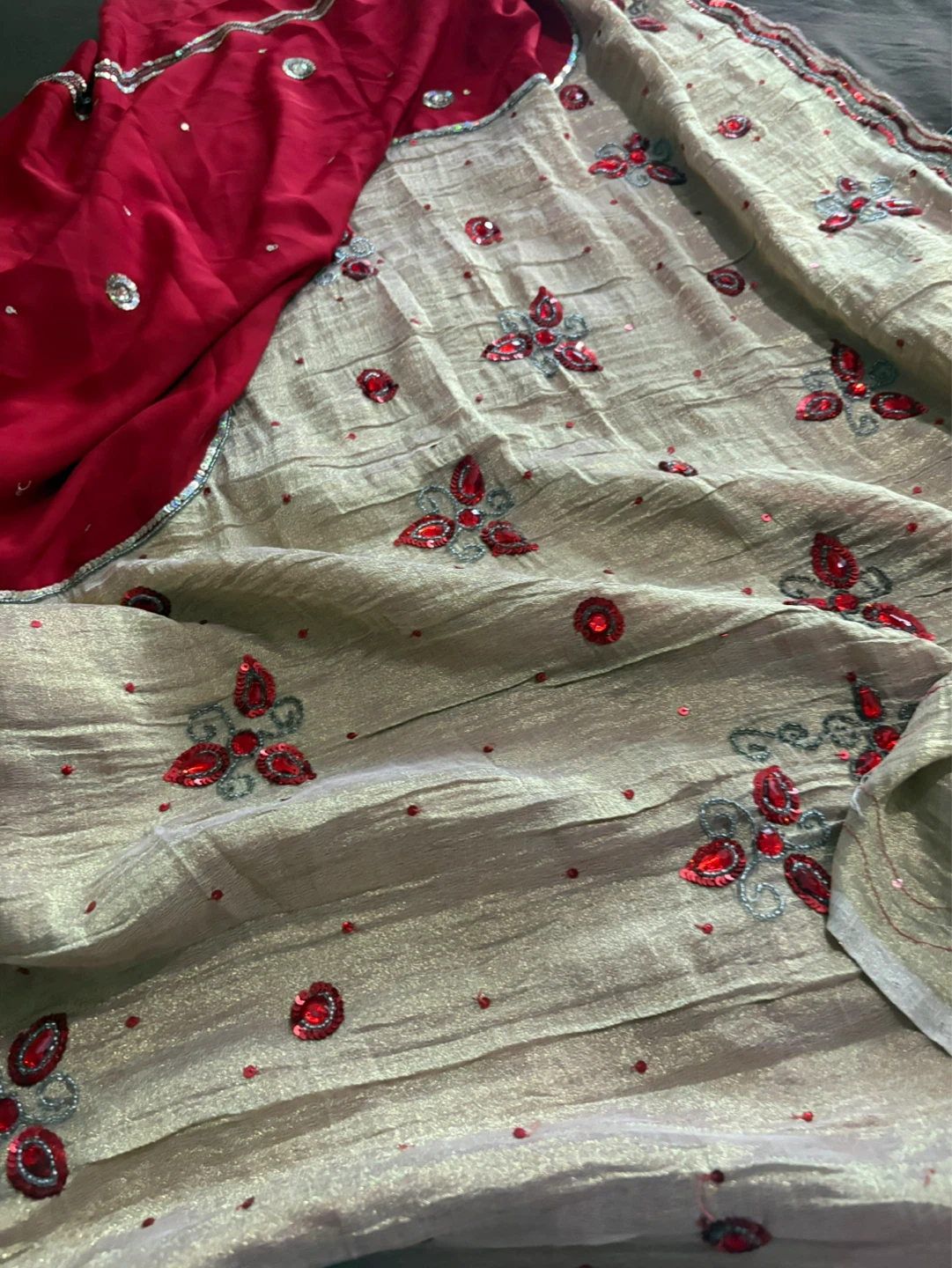 Gold and Red Embellished Saree - photo 2