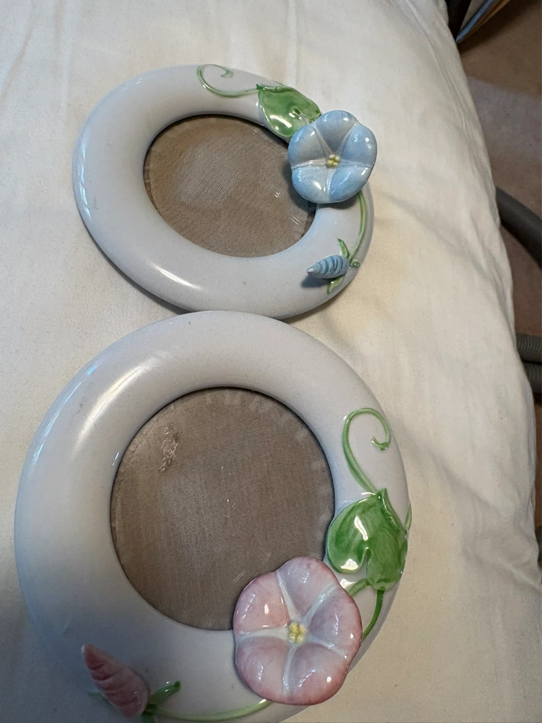 Set of 2 Decorative Round Photo Frames with Floral Design