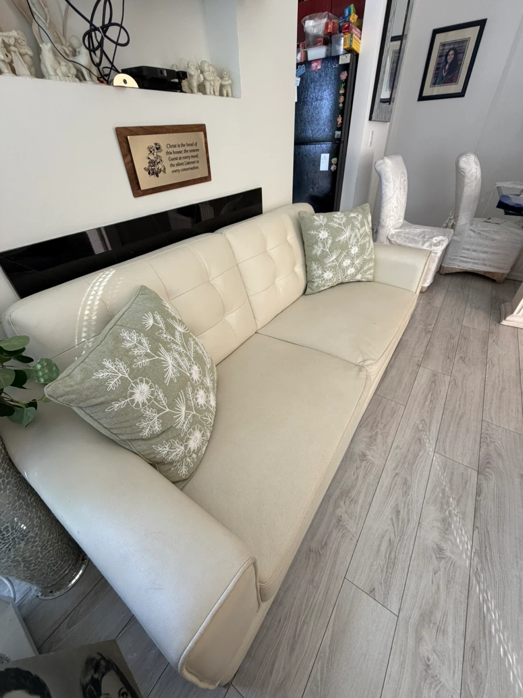 Cream coloured sofa with throw pillows - photo 2