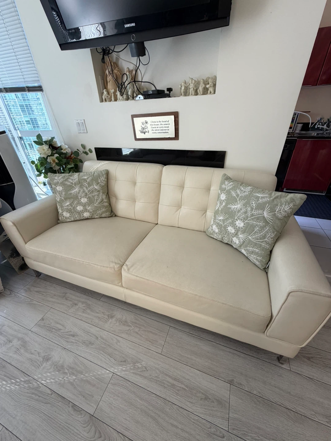 Cream coloured sofa with throw pillows - photo 3