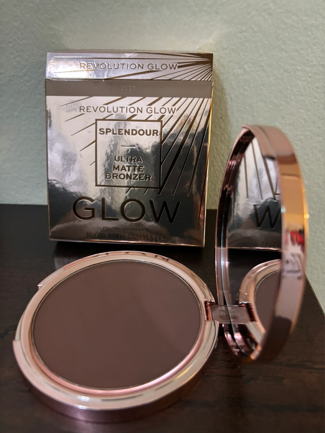 NEW-Revolution Glow Splendour Ultra Matte Bronzer
