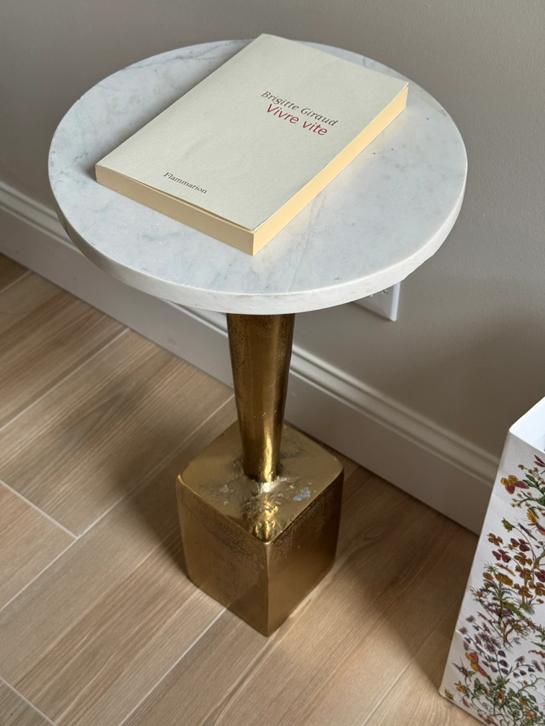 Luxurious White Marble Side Table - photo 4