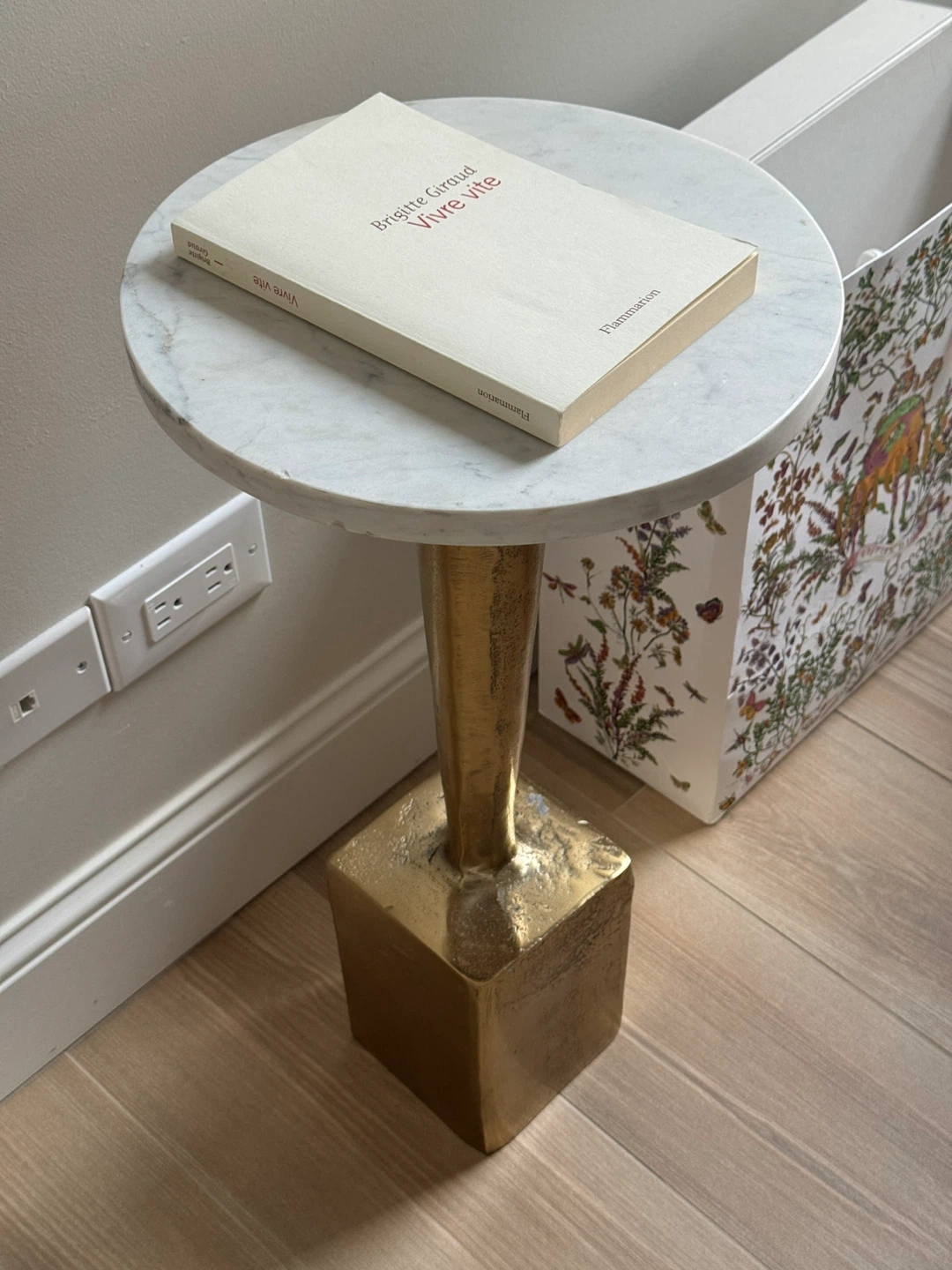 Luxurious White Marble Side Table - photo 3