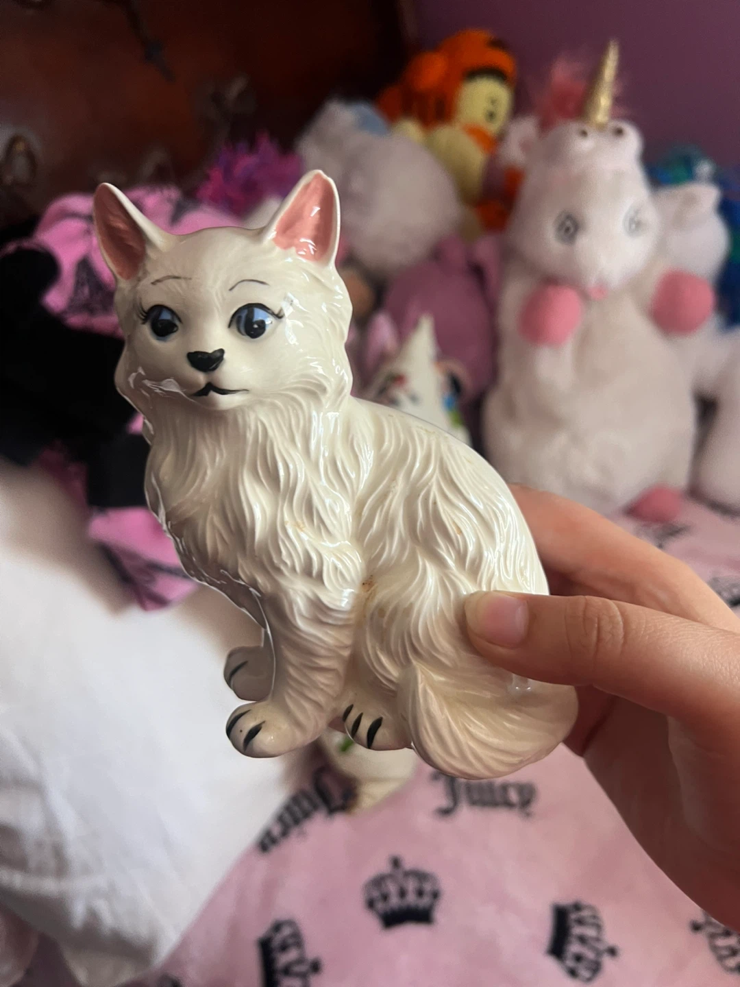 White Ceramic Cat Figurine ⚽