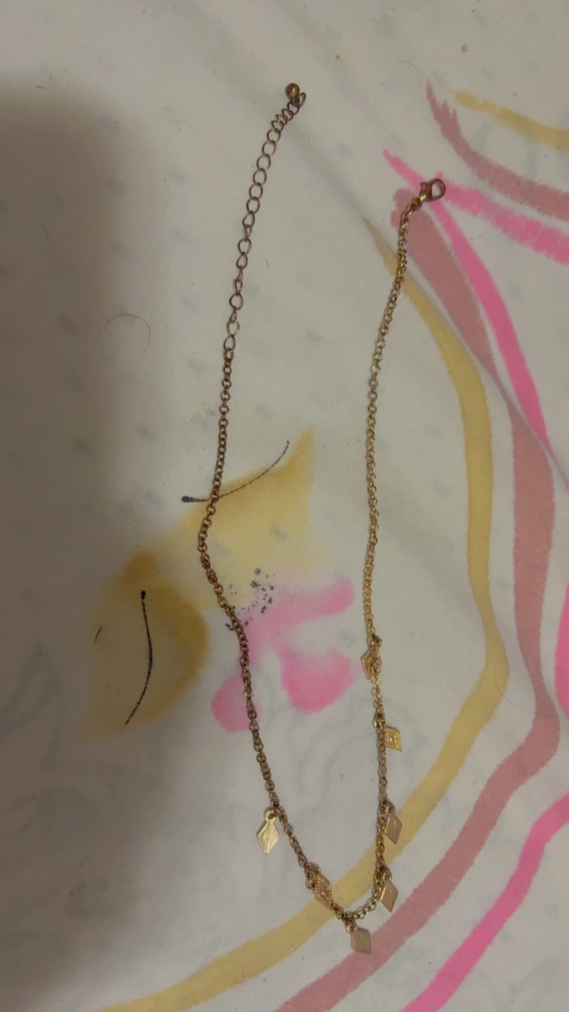 ⚽ Gold-tone pendant necklace with diamond shapes