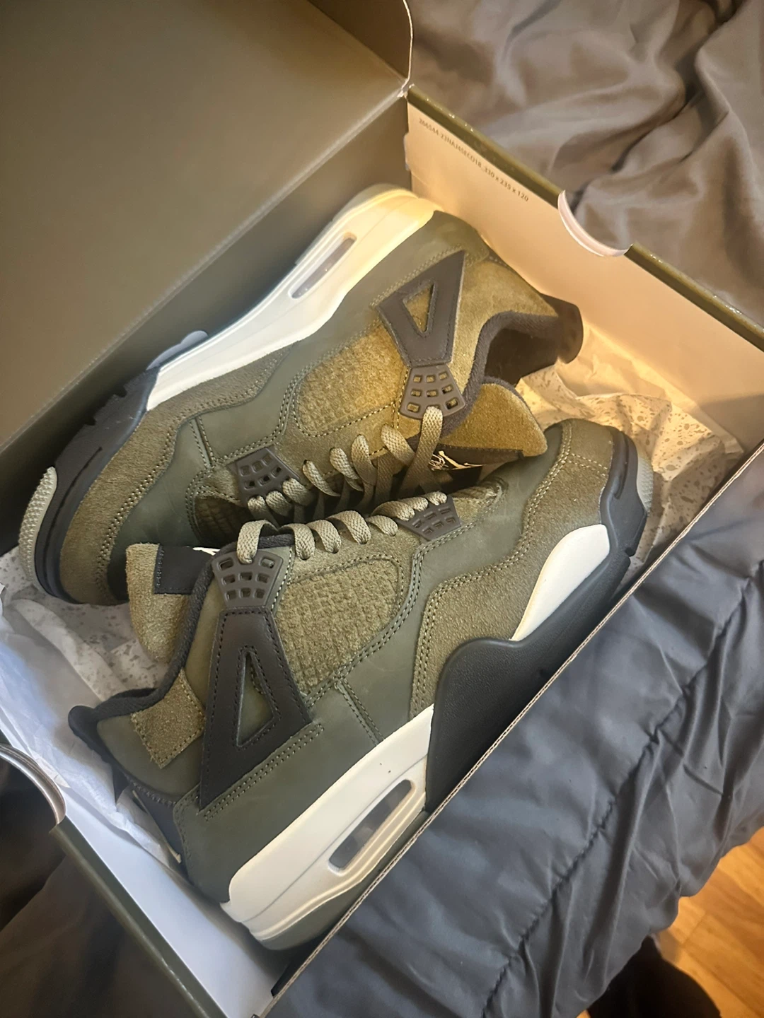 Air Jordan 4 olive size 8.5