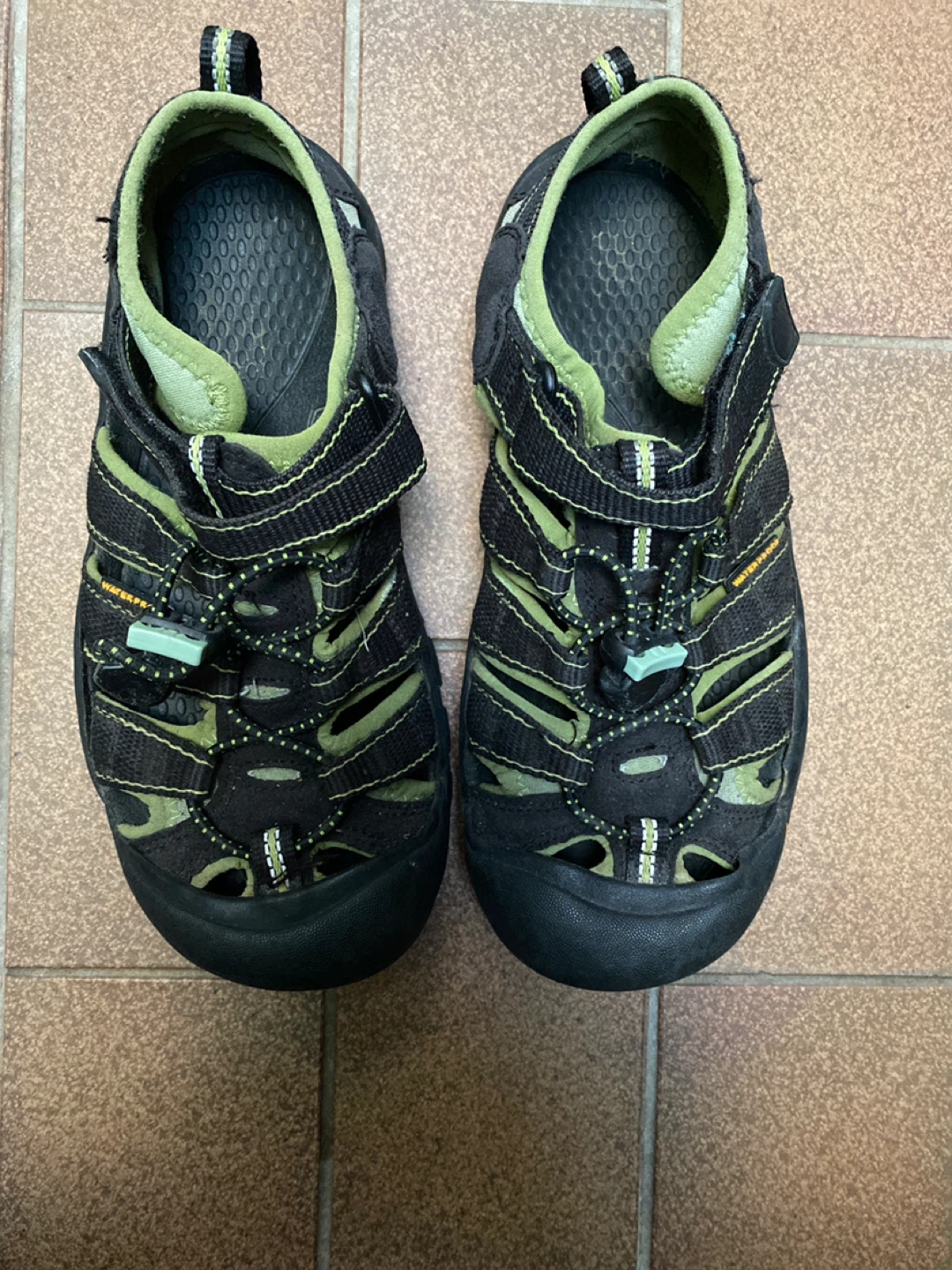 KEEN  Sandals youth size 3 ⚽