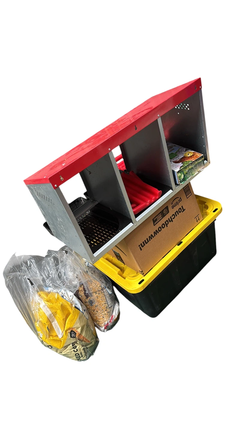Little Giant 3 Hole Nesting Box with Feeder - photo 3