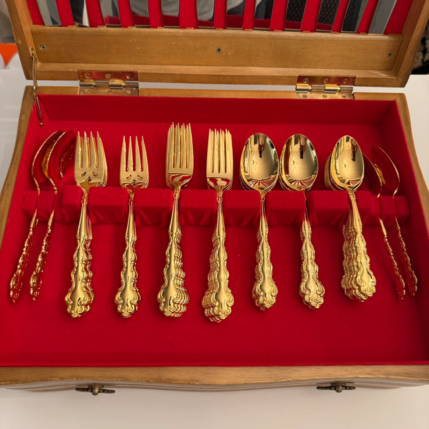 Gold plated flatware set for 12 people - photo 2