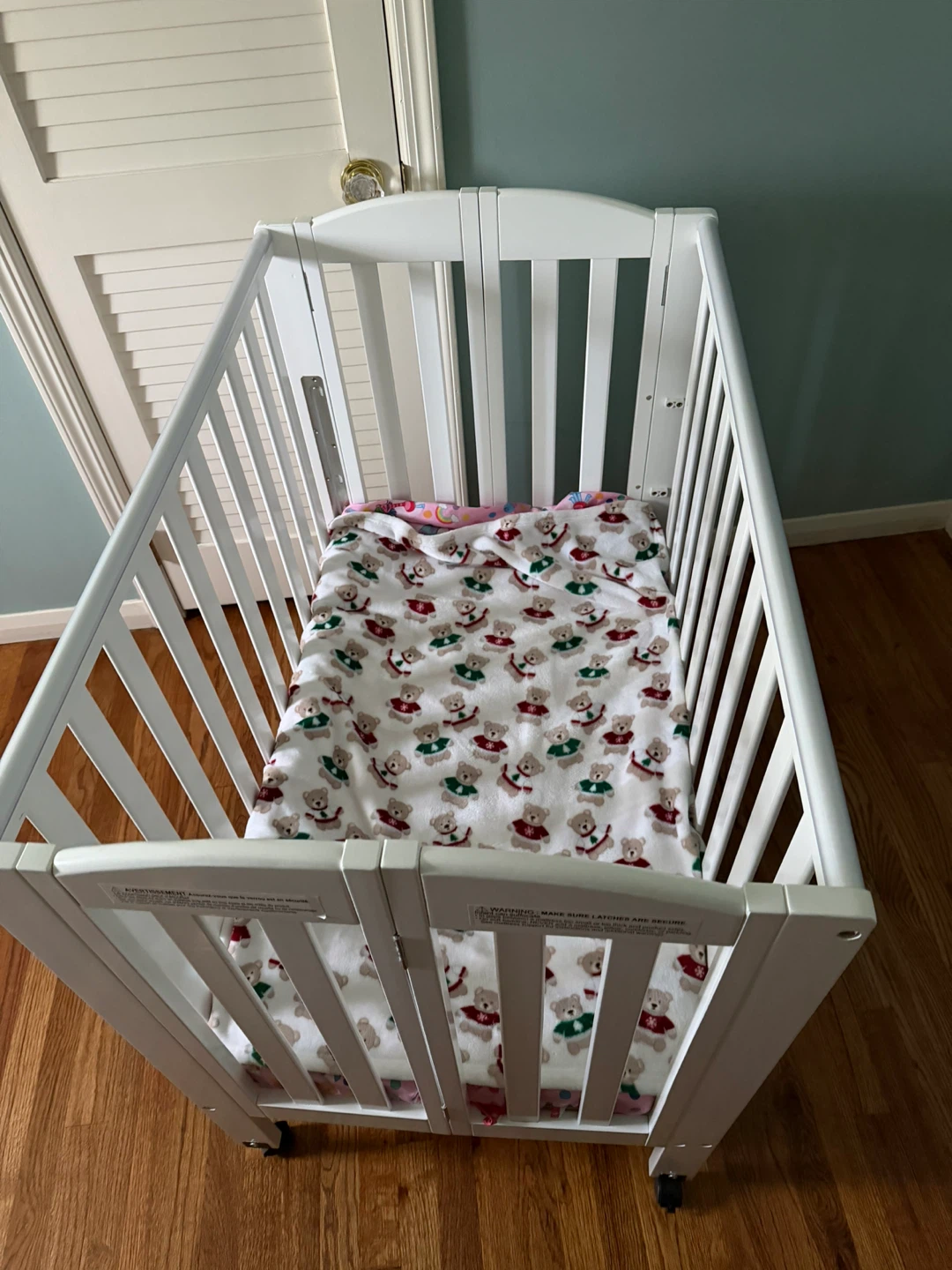 White Baby Crib with Musical Mobile - photo 2