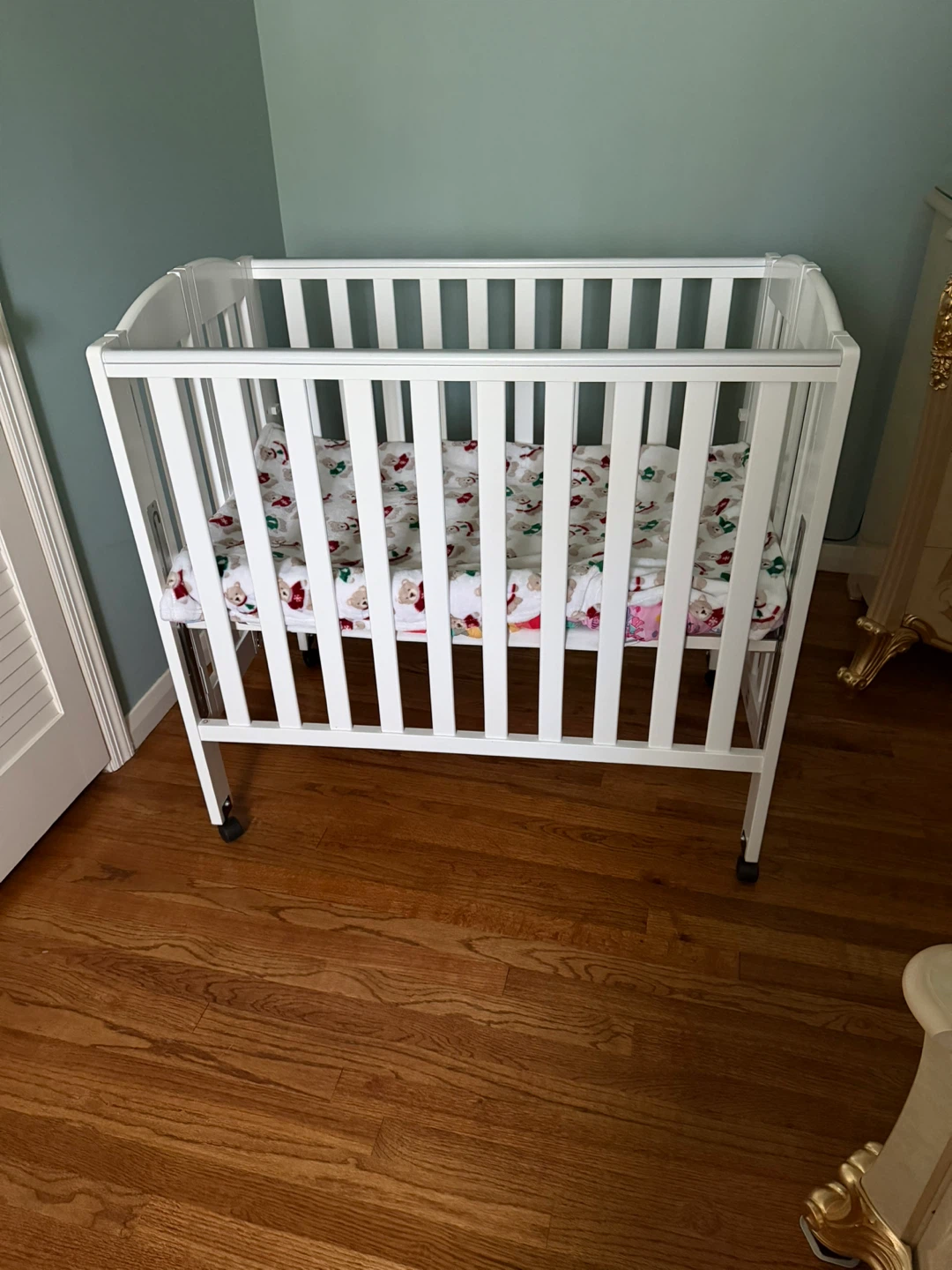 White Baby Crib with Musical Mobile - photo 3