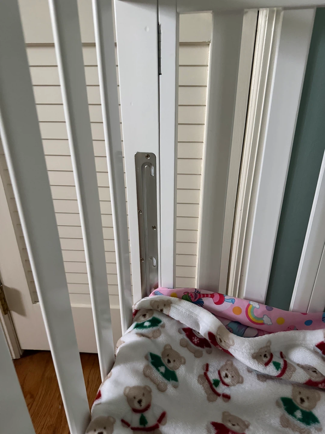 White Baby Crib with Musical Mobile - photo 5