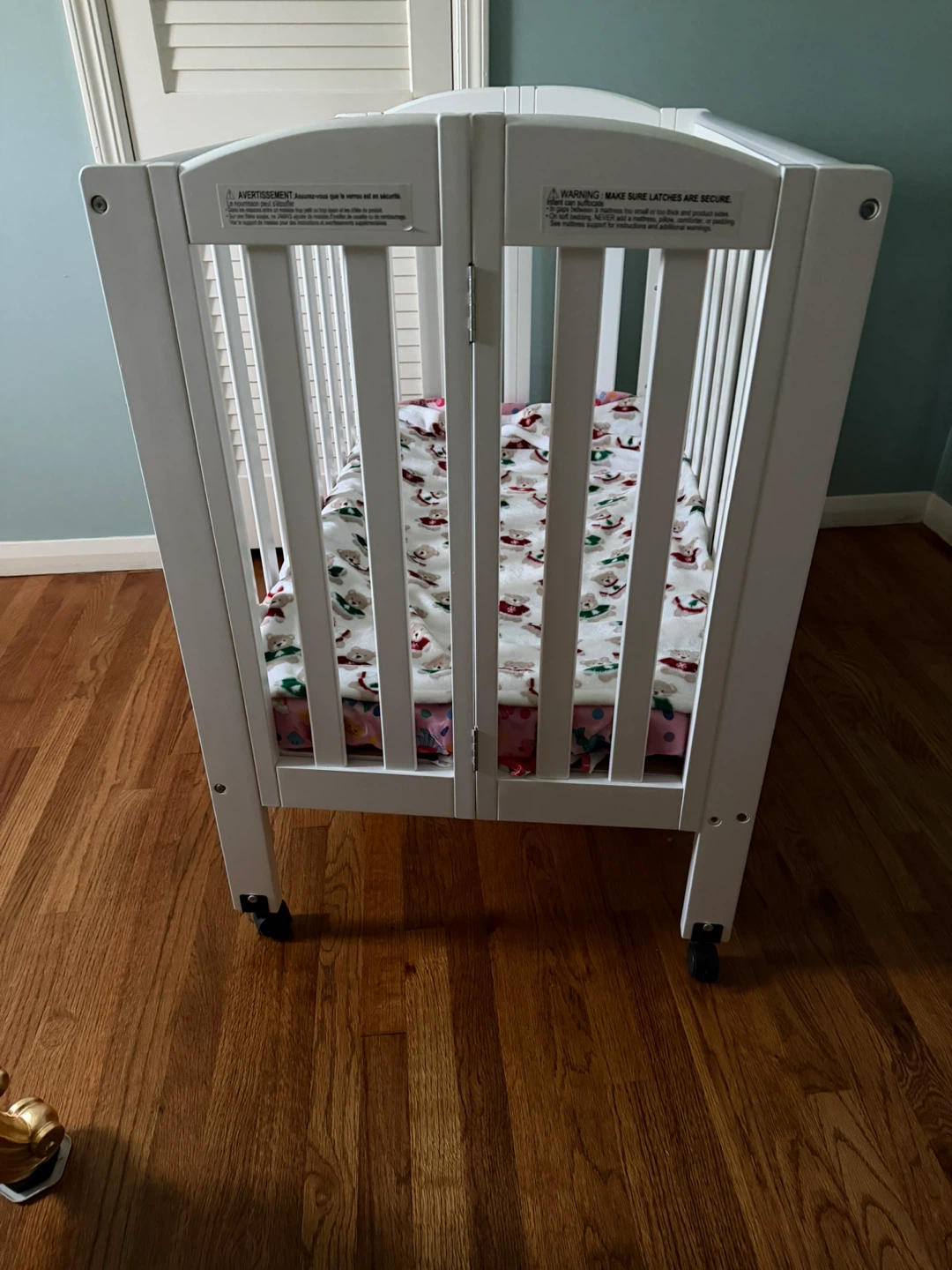 White Baby Crib with Musical Mobile - photo 4