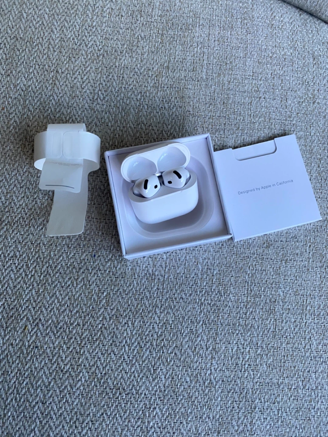 Apple AirPods Pro (4th Generation) with Charging Case - photo 2