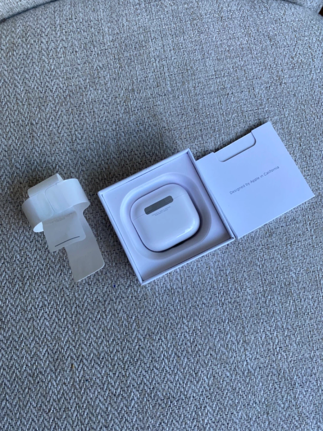 Apple AirPods Pro (4th Generation) with Charging Case - photo 3