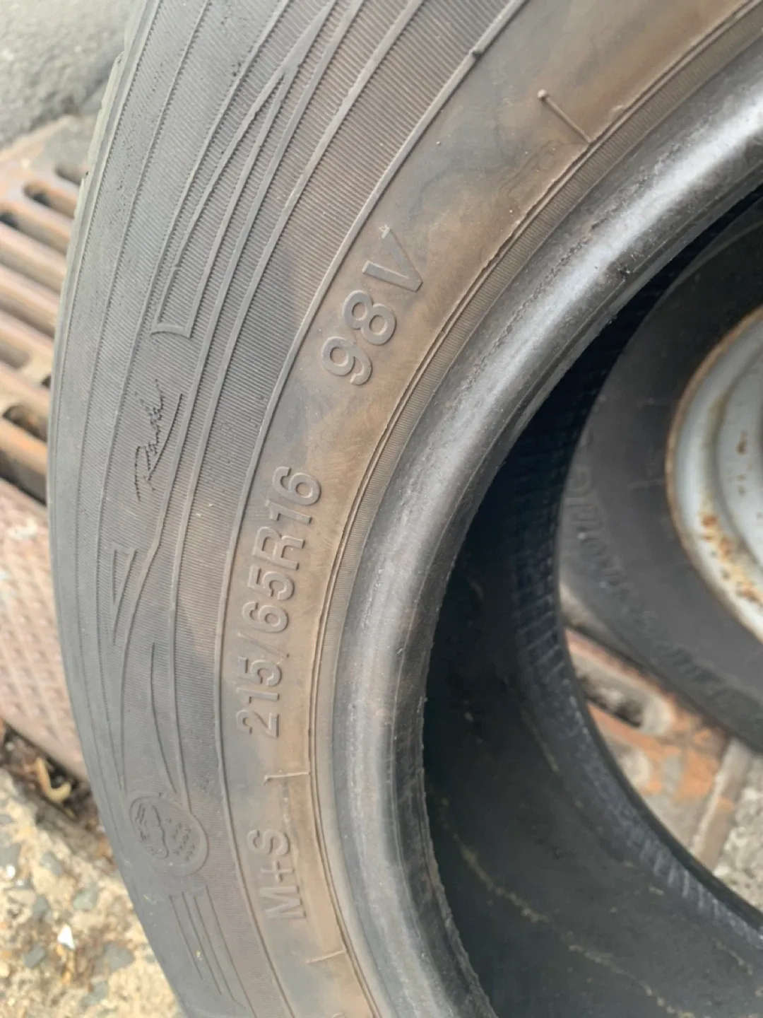 Tire 215/65R16 98V