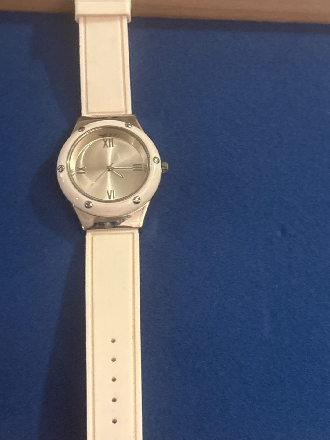 ⚽️Darice Inc. White silicone Band Watch