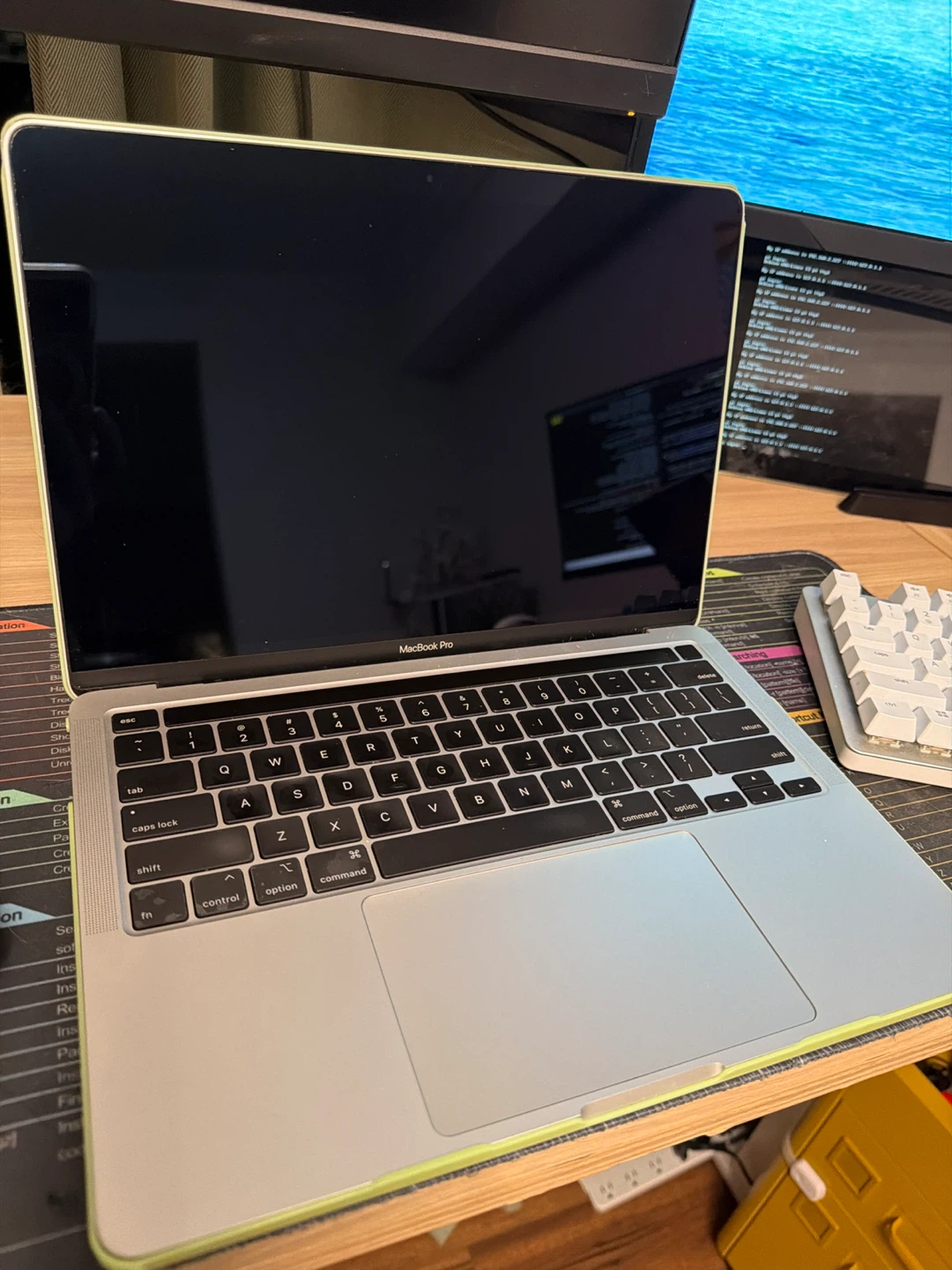 Apple MacBook Pro 13-inch 2020 - photo 2