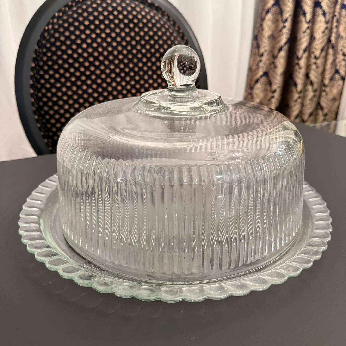 Large glass domed cake/pie serving plate