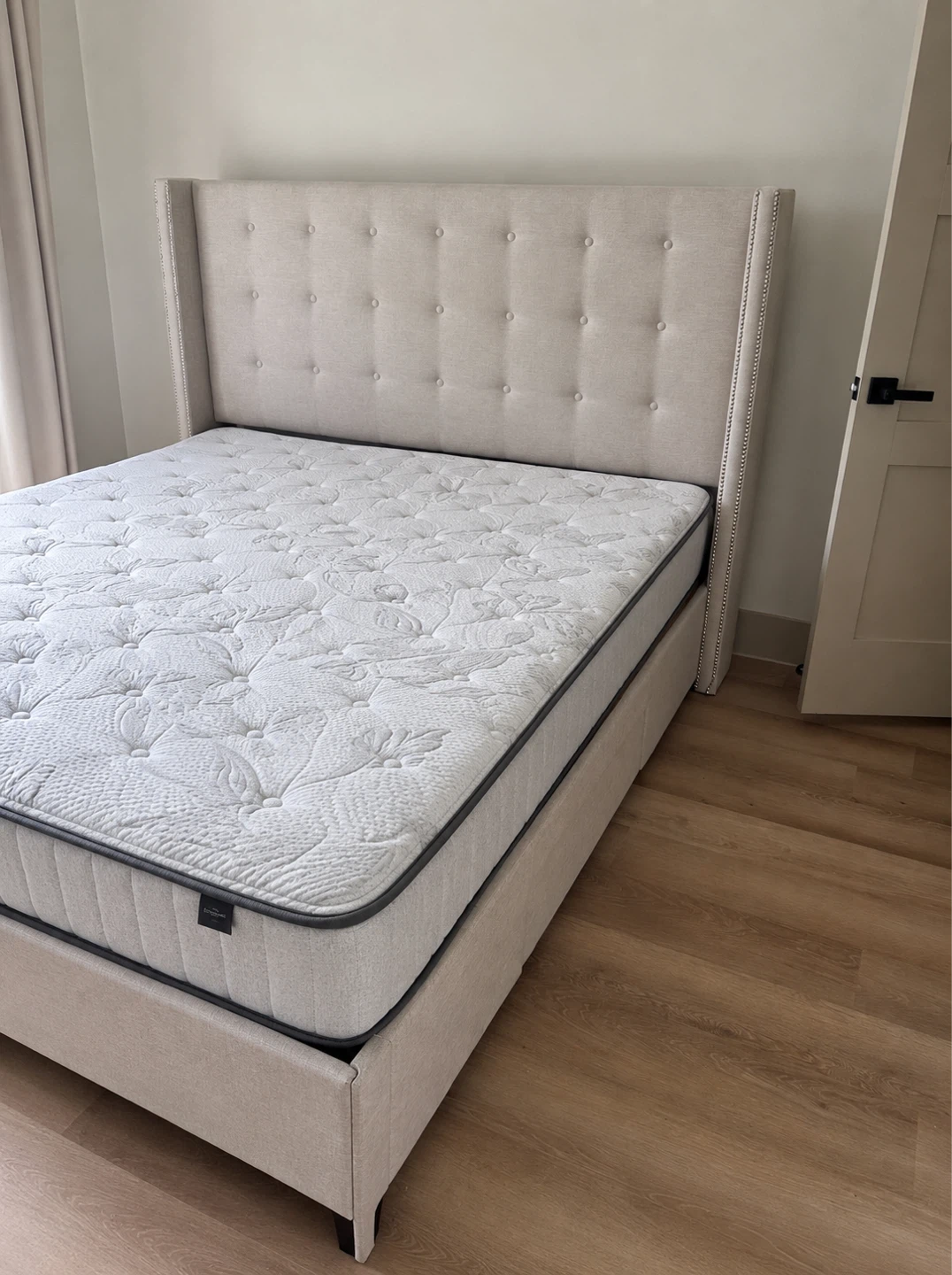 King size Upholstered Storage Bed with Mattress – Excellent