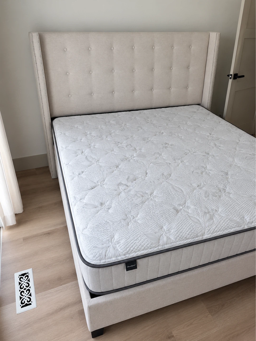 King size Upholstered Storage Bed with Mattress – Excellent - photo 4