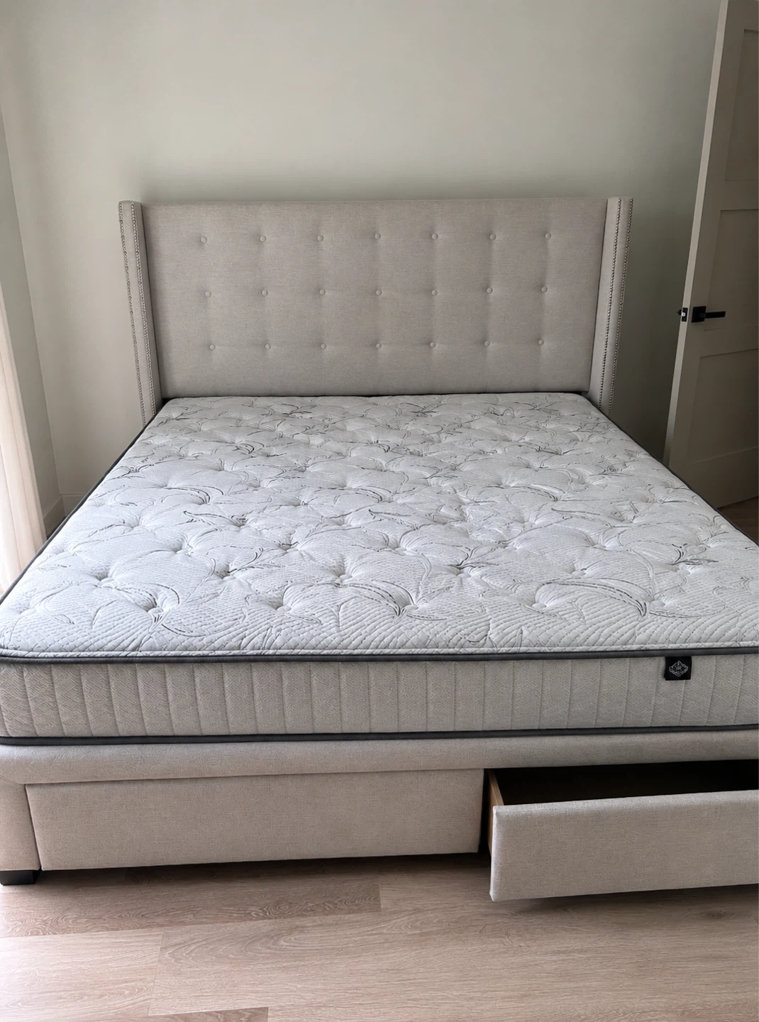 King size Upholstered Storage Bed with Mattress – Excellent - photo 2