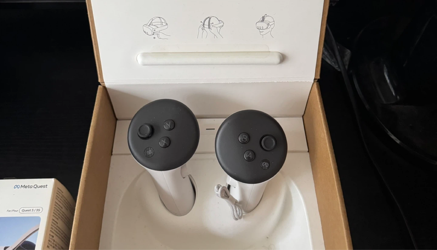 Meta Quest 3 and Charging Dock & Controllers - photo 3