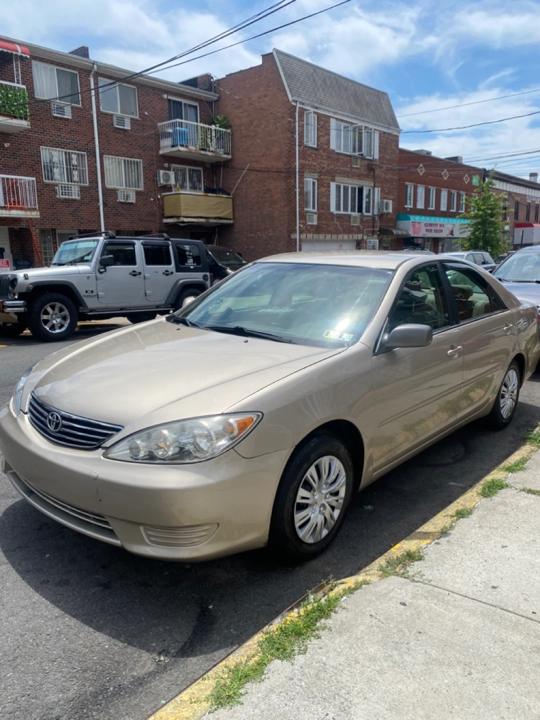 2005 Toyota Camry LE Sedan Gold - photo 3