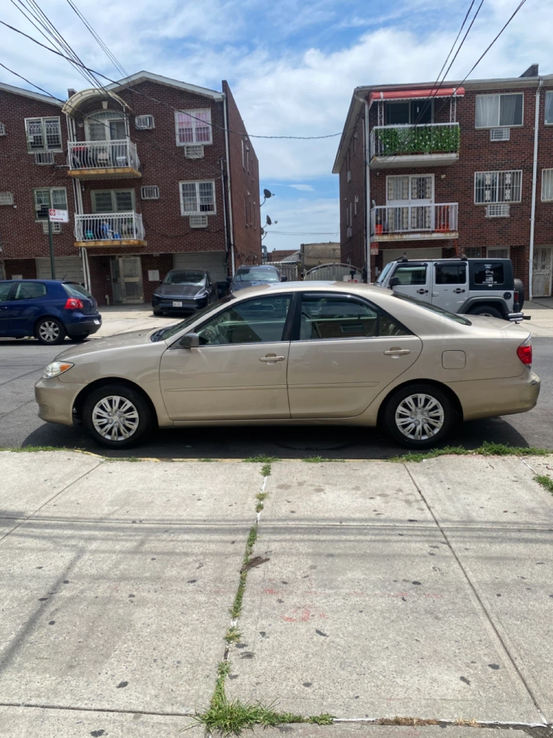 2005 Toyota Camry LE Sedan Gold - photo 4