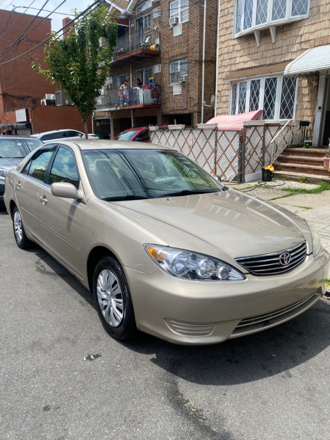 2005 Toyota Camry LE Sedan Gold
