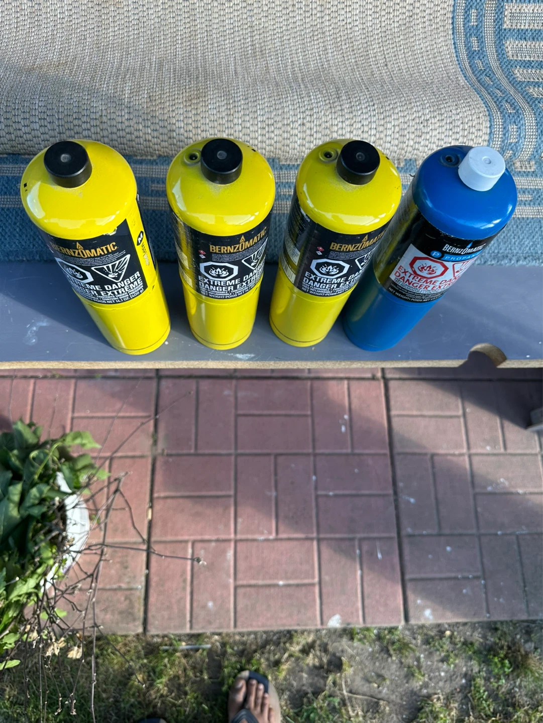 Bernzomatic Propane and MAP-Pro Gas Canisters (3 Yellow, 1 Blue) - photo 3