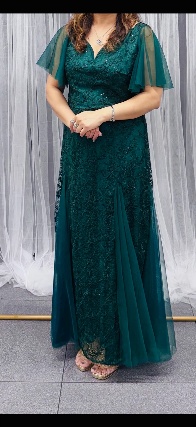 ⚽ Elegant Emerald Green Lace Dress with Flutter Sleeves