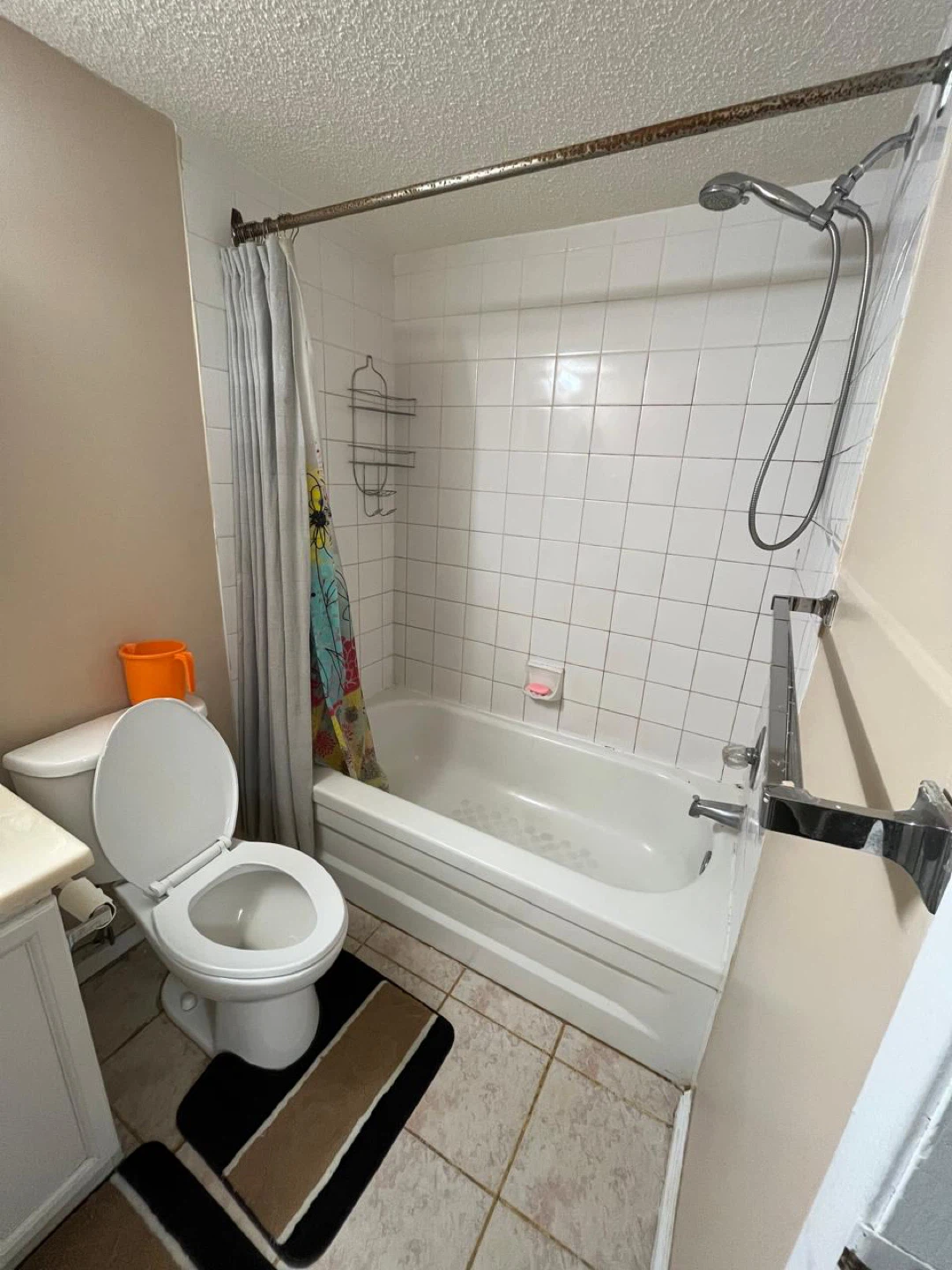 Fully furnished master bedroom available - photo 4