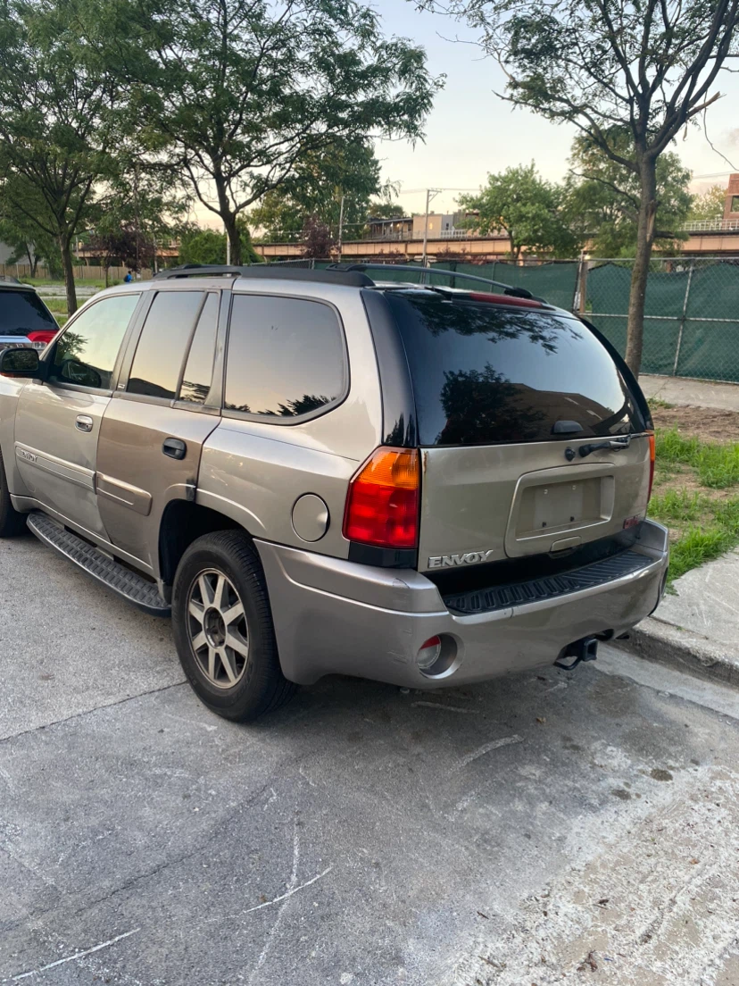 GMC Envoy SUV - photo 4