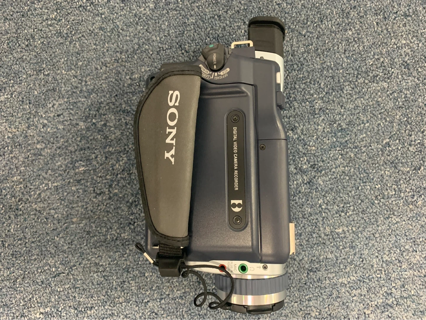 Sony Digital Handycam DCR-TRV30 Digital Video Camera Recorder - photo 4